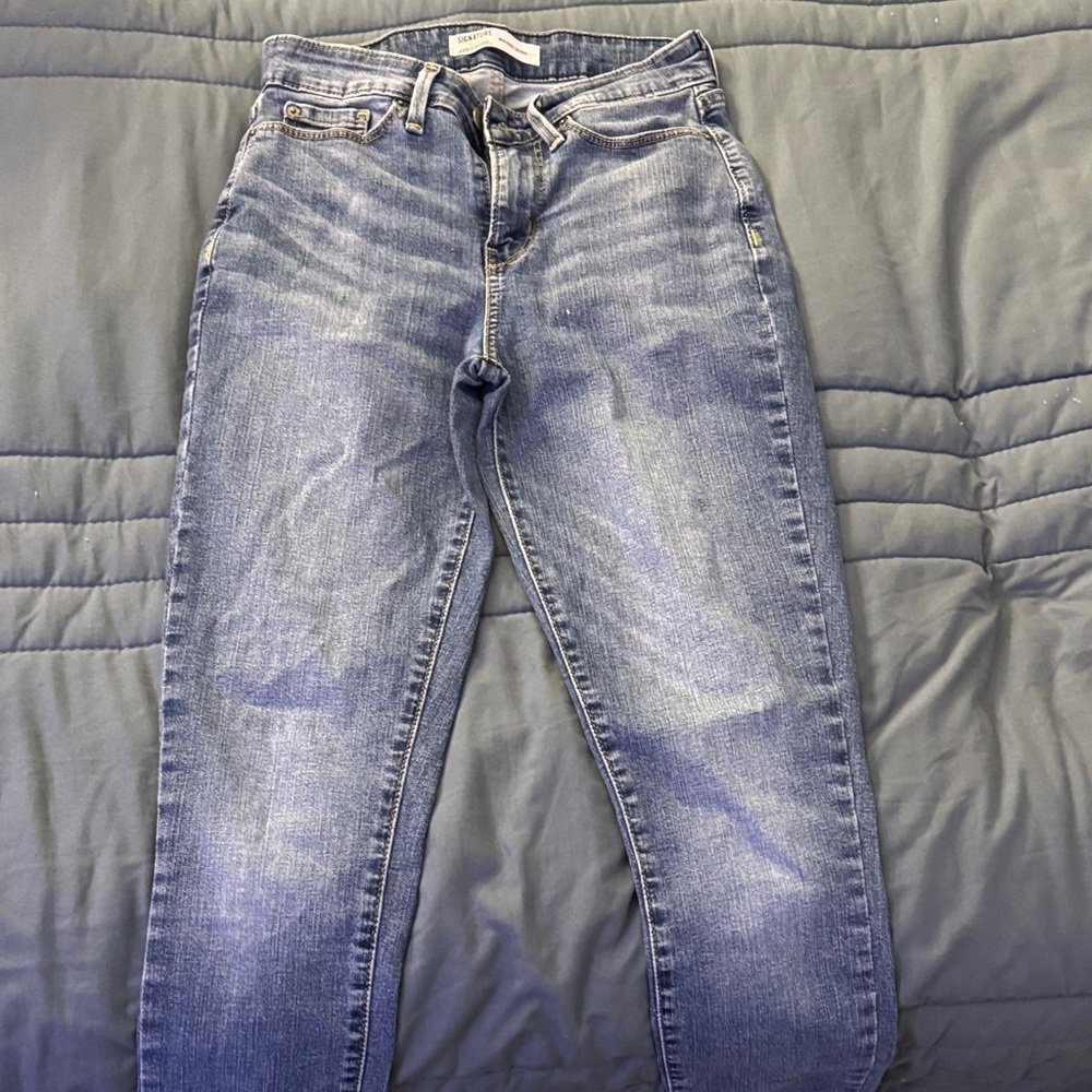 Levi's Women's Straight Leg Jeans in Classic Blue